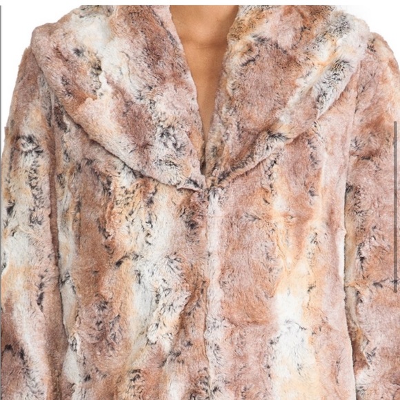 Alice + Olivia Annistyn Round Collar Faux Fur
Coat in Brown - Picture 4 of 10